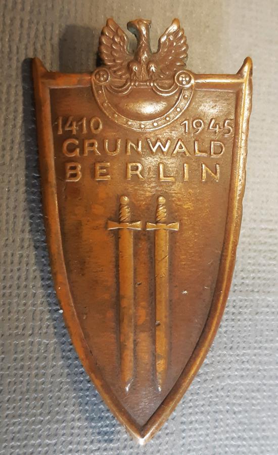 POLISH WW2 Bronze Breast Badge (1410 1945 GRUNWALD BERLIN)