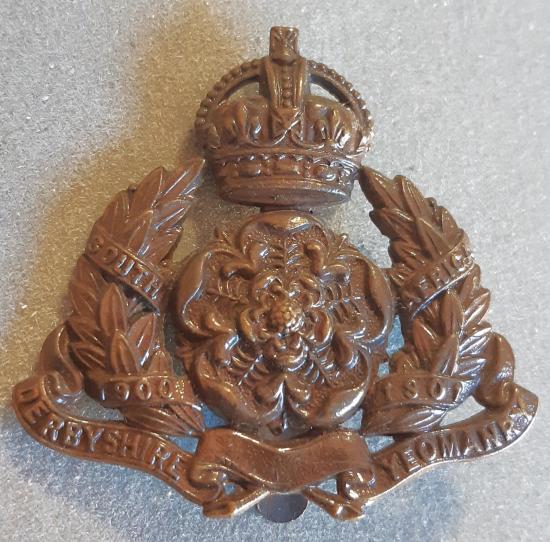 BRITISH The Derbyshire Yeomanry (Dragoons) Bronze Hat Badge (KK1443)