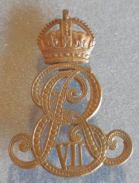 BRITISH The King's Own Royal Norfolk Yeomanry (Dragoons) EDVII G/M Hat Badge (KK1476)