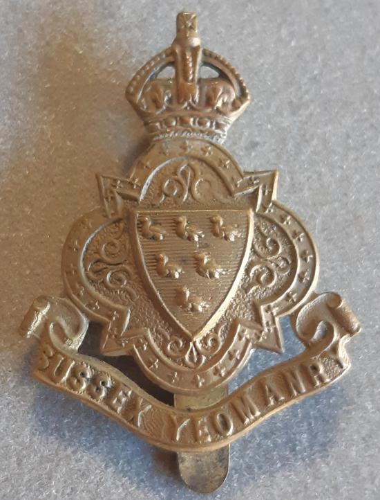 BRITISH The Sussex Yeomanry (Dragoons) Gilding Metal Hat Badge (KK1479)