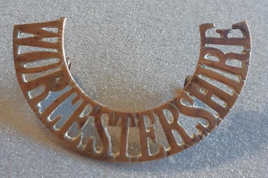 BRITISH Shoulder Title “WORCESTERSHIRE” - Gilding Metal