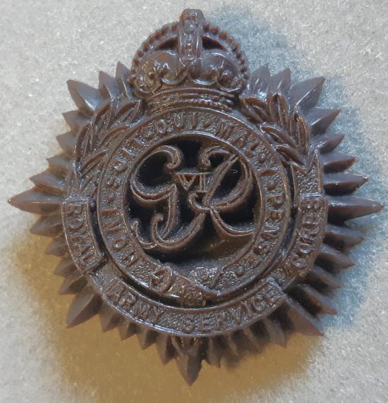 BRITISH WW2 Plastic Hat Badge - Royal Army Service Corps (Chocolate Brown)