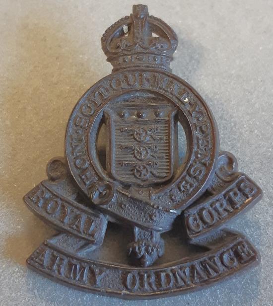 BRITISH WW2 Plastic Hat Badge - Royal Army Ordnance Corps (Chocolate Brown)