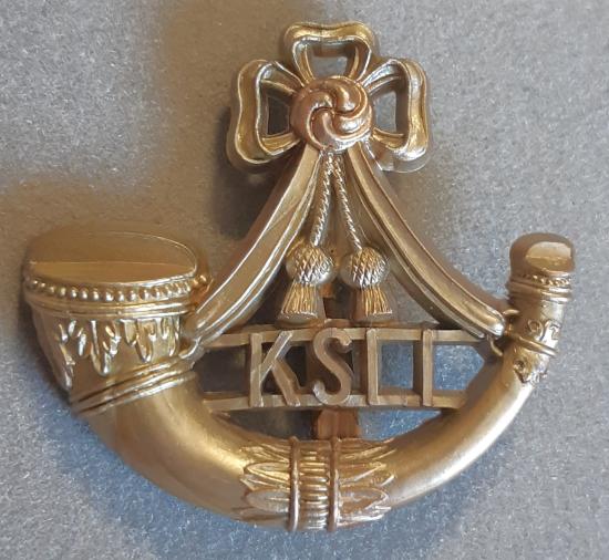 BRITISH WW2 Plastic Hat Badge – The King’s Shropshire Light Infantry Regiment (Light Bronze)