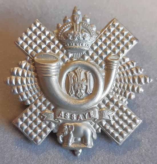 BRITISH - Highland Light Infantry White Metal Hat Badge K/C