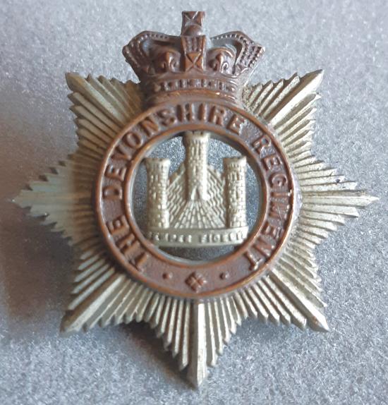 BRITISH - The Devonshire Regt. - Bi-Metal QVC Hat Badge (KK601)