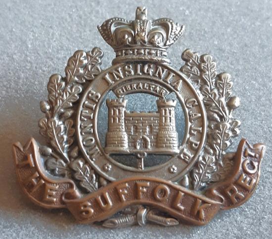 BRITISH - The Suffolk Regiment. - Bi-Metal QVC Hat Badge (KK603)