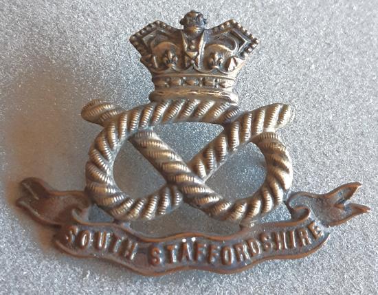 BRITISH - The South Staffordshire Regiment - Bi-Metal QVC Hat Badge (KK648)