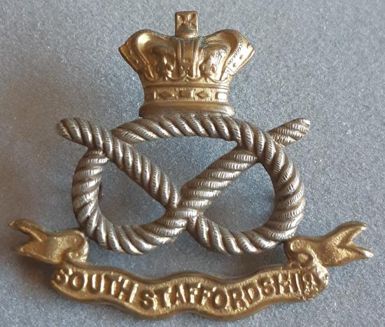 BRITISH - The South Staffordshire Regiment - Bi-Metal QVC Hat Badge (KK648) Variation.