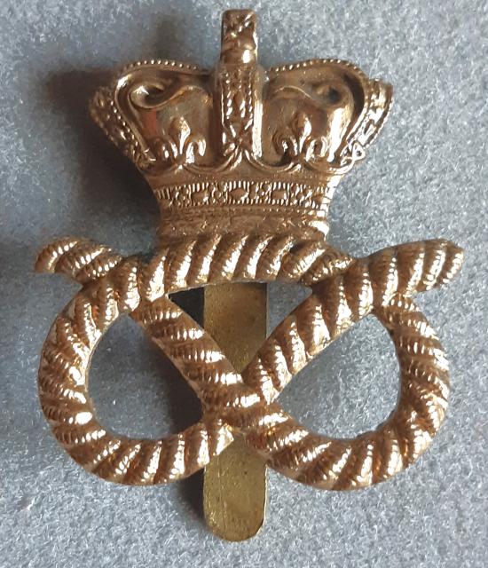 BRITISH - The Queen’s Own Royal Staffordshire Yeomanry (Hussars) QVC Hat Badge (KK1412) Smaller Size