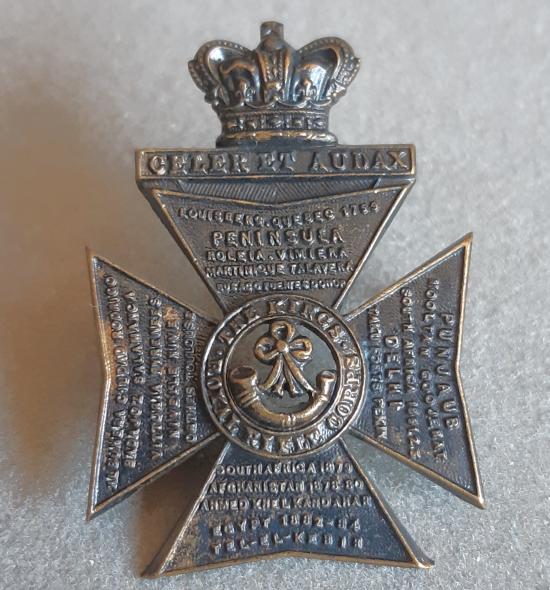 BRITISH - The King’s Royal Rifle Corps - Blackened Metal QVC Hat Badge (KK673)