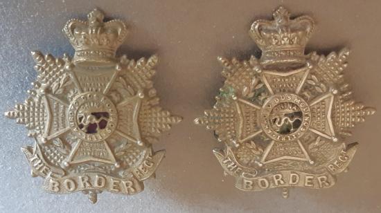 BRITISH - The Border Regiment Pair White Metal QVC Collar Badges