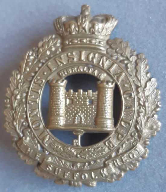 BRITISH - The Suffolk Regiment- Large QVC G/M Glengarry Badge