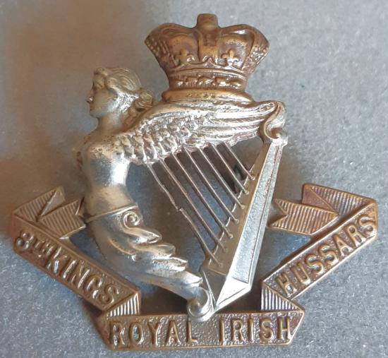 BRITISH - 8th King's Royal Irish Hussars QVC Bi-Metal Hat Badge (KK761)