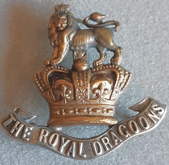 BRITISH - 1st Royal Dragoons QVC Bi-Metal Hat Badge (KK750)