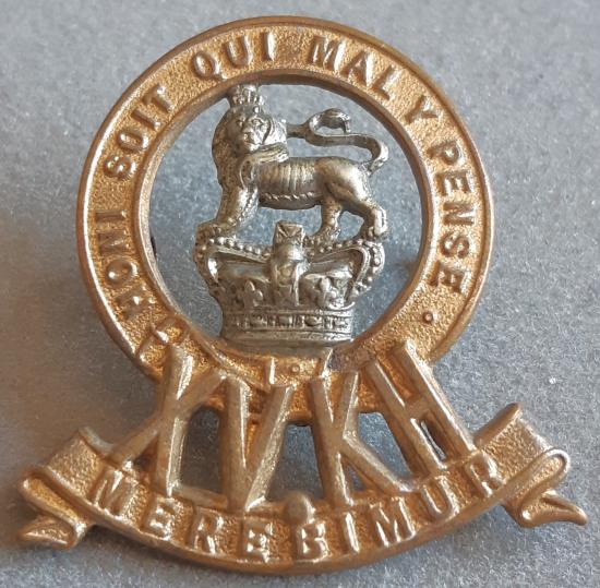 BRITISH - 15th The King's Hussars QVC Bi-Metal Hat Badge (KK776)