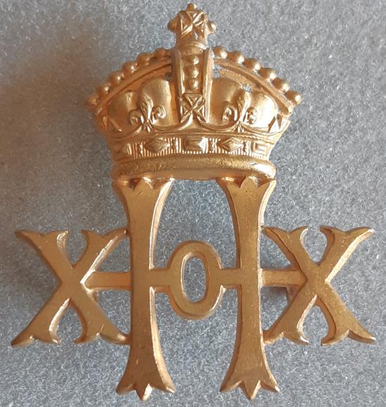 BRITISH - 20th Hussars QVC Gilding Metal Hat Badge (KK792)