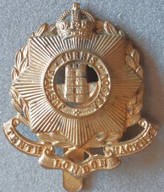 BRITISH - 10th County of London Battalion (Hackney) Bra Hat Badge (KK1833)