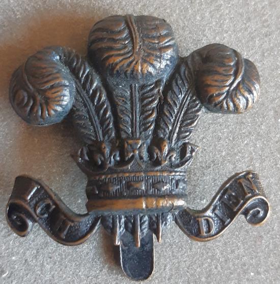 BRITISH - 15th County of London Battalion (P.O.W. Civil Service Rifles) Blackened Hat Badge (KK1843)