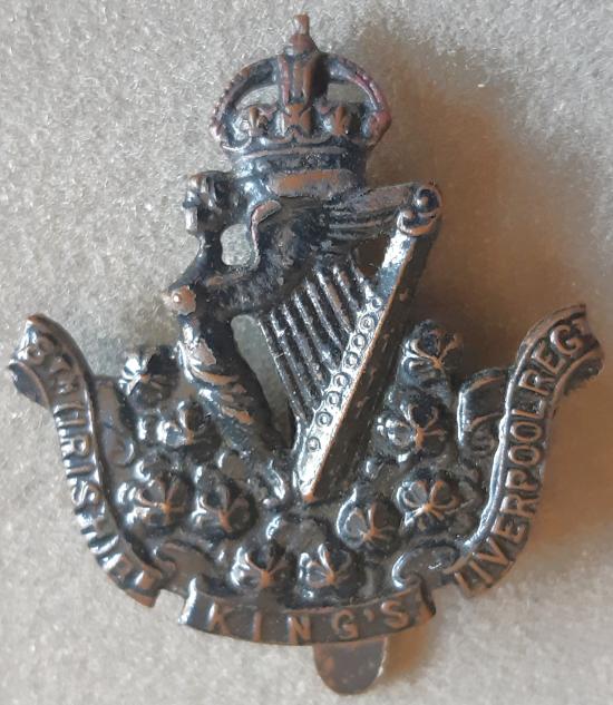 BRITISH - The King's (Liverpool Regt) 8th Irish Battalion Blackened Hat Badge (KK1704)