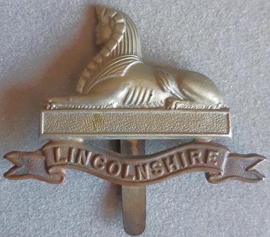 BRITISH - The Lincolnshire Regiment (4th & 5th Battalions) Bi-Metal Hat Badge (KK1708)