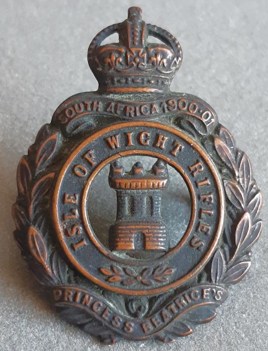 BRITISH - The Hampshire Regiment (8th Isle of Wight Battalion) Bronzed Hat Badge (KK1733)