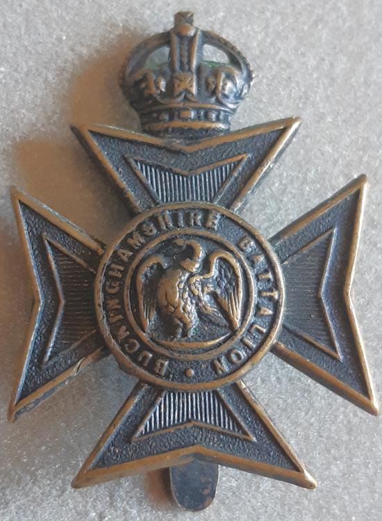 BRITISH - The Oxfordshire & Buckinghamshire L.I. (Buckinghamshire) Blackened Hat Badge (KK1737)