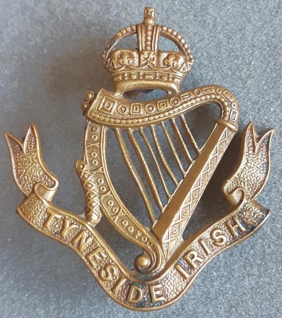 BRITISH - The Northumberland Fusiliers (Tyneside Irish) Gilding Metal Badge (KK1138)