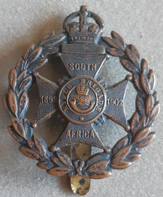 BRITISH - Rifle Brigade (South Africa 1899-1902 Honours) K/C Bronzed Hat Badge