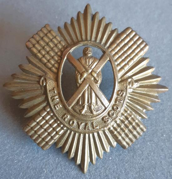 BRITISH - The Royal Scots (Lothian Regt) Brass Economy Badge (KK589) Similar