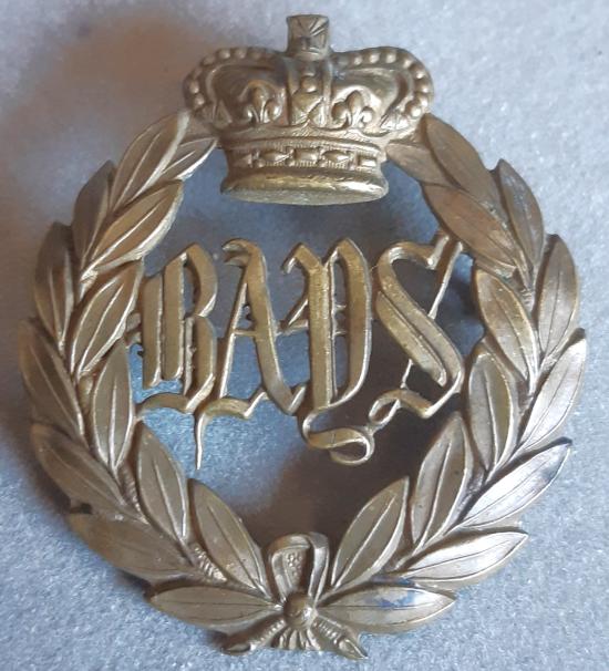 BRITISH - 2nd Dragoon Guards (Queen's Bays) QVC Brass Hat Badge (KK736)