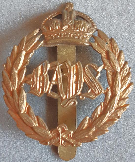 BRITISH - 2nd Dragoon Guards (Queen's Bays) G/M Hat Badge (KK737)