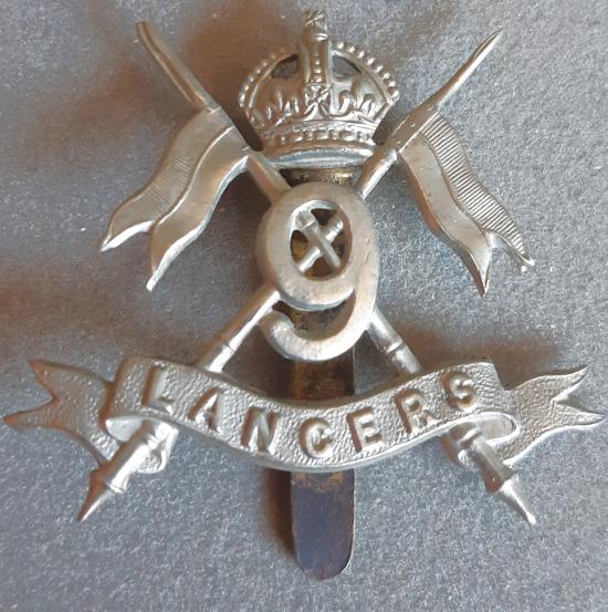 BRITISH - 9th (Queen's Royal) Lancers White Metal Hat Badge (KK764)