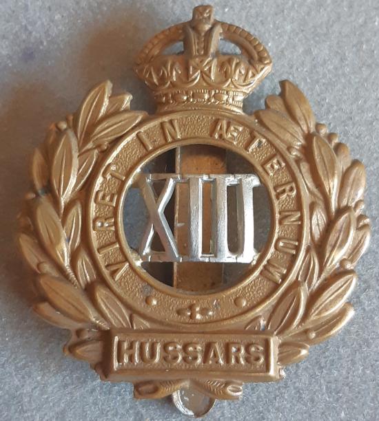 BRITISH - 13th Hussars Bi-Metal Hat Badge (KK770)