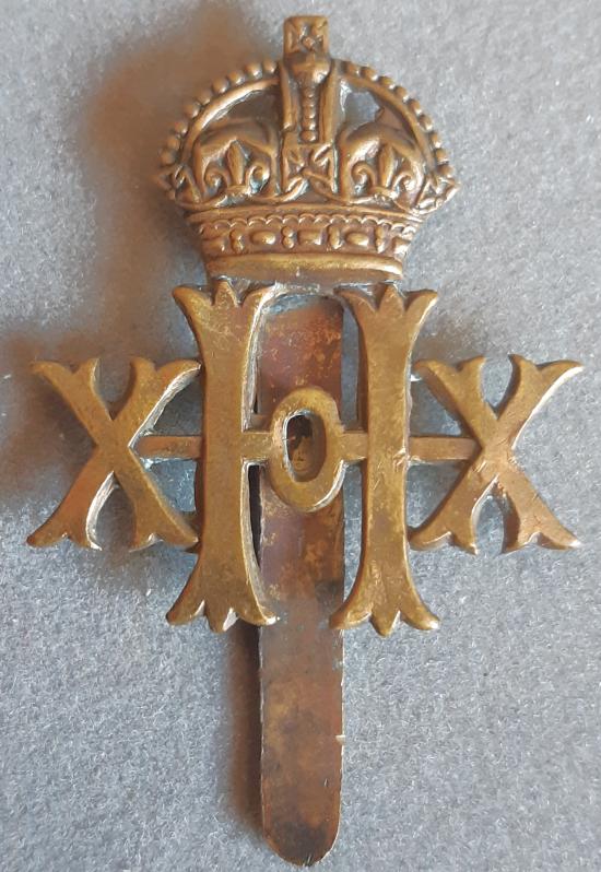 BRITISH - 20th Hussars G/M Hat Badge (KK793)