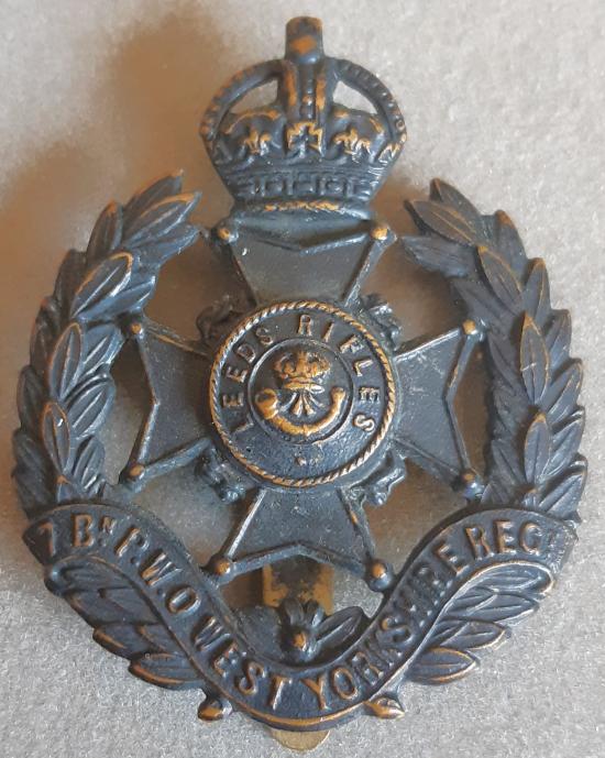 BRITISH - The West Yorkshire Regiment (7th Battalion Leeds Rifles) Blackened Badge (KK1712)