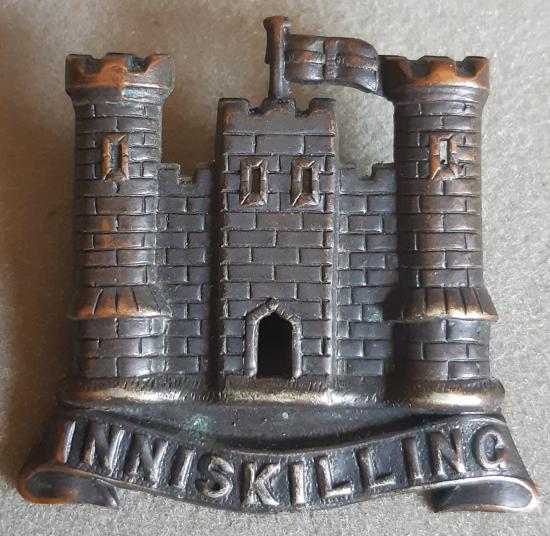 BRITISH - 6th (Inniskilling) Dragoons Bronzed Hat badge (KK758)