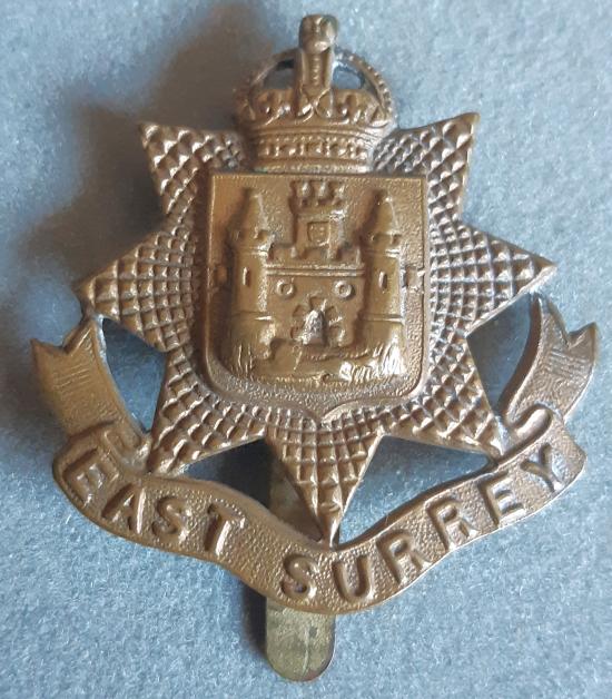 BRITISH - The East Surrey Regiment Gilding Metal Hat Badge (KK640) WW1 Economy