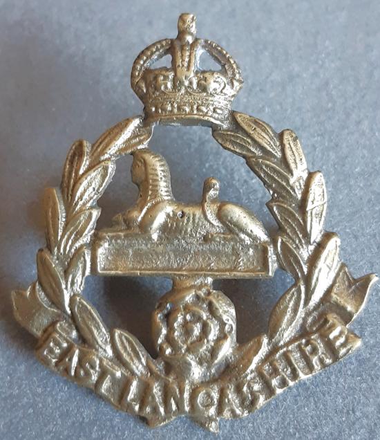 BRITISH - The East Lancashire Regiment (4th/5th Battalions) Cast White Metal Hat Badge (KK1722)