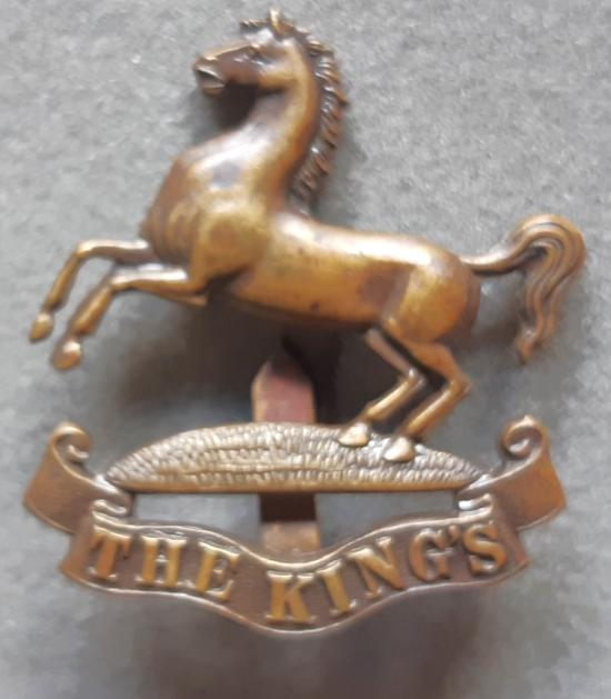 BRITISH - The King's (Liverpool) Regiment Bronze OSD Hat Badge (KK598)