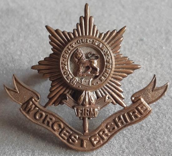 BRITISH - The Worcestershire Regiment Bronze OSD Hat Badge (KK636)