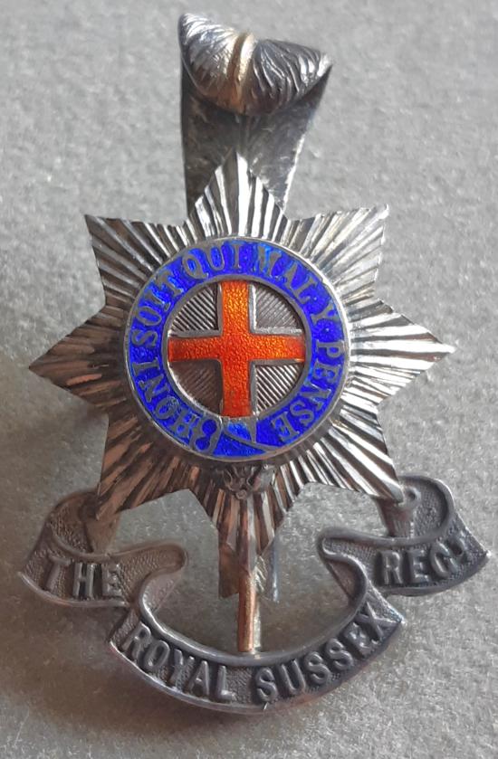 BRITISH - The Royal Sussex Regiment Sterling Silver/Enamel Officer Badge KK(646)