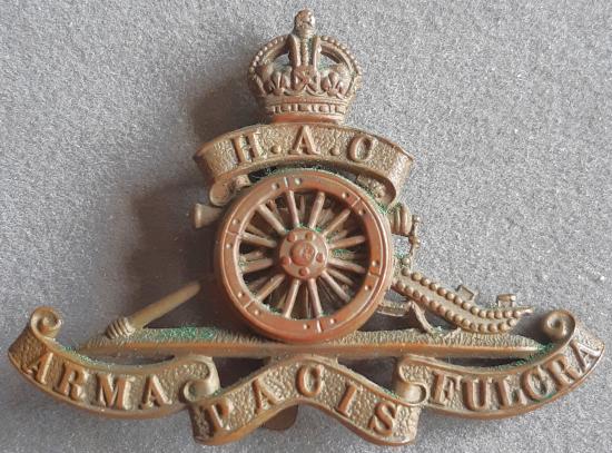 BRITISH - Honourable Artillery Company Artillery G/M Hat Badge (KK1762)