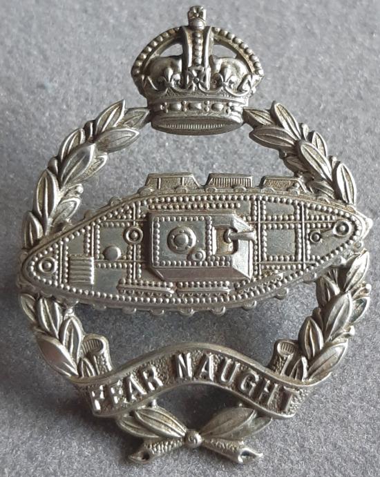 BRITISH - Royal Tank Regiment (Tank Facing Right) K/C White Metal Hat Badge (KK1921)