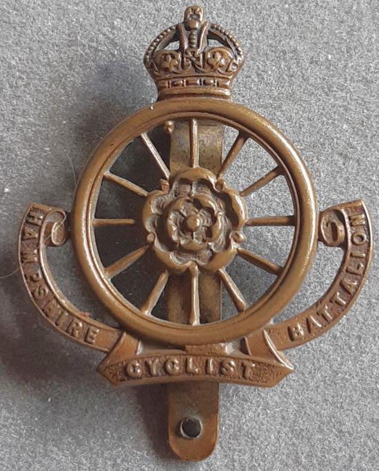 BRITISH - 9th Cyclist Battalion Hampshire Regiment Bronze Hat Badge (KK1869)
