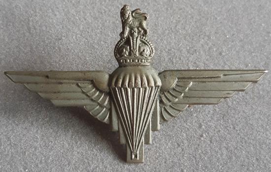 BRITISH - Parachute Regiment K/C White Metal Hat Badge (KK2059)