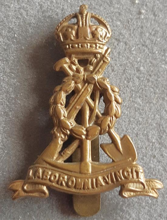 BRITISH - Royal Pioneer Corps K/C Gilding Metal Hat Badge (KK2150)