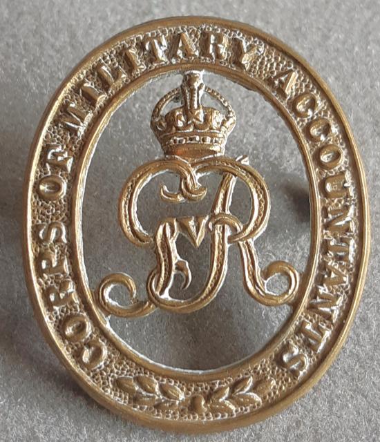 BRITISH - Corps of Military Accountants GVR Gilding Metal Hat Badge (KK1037)
