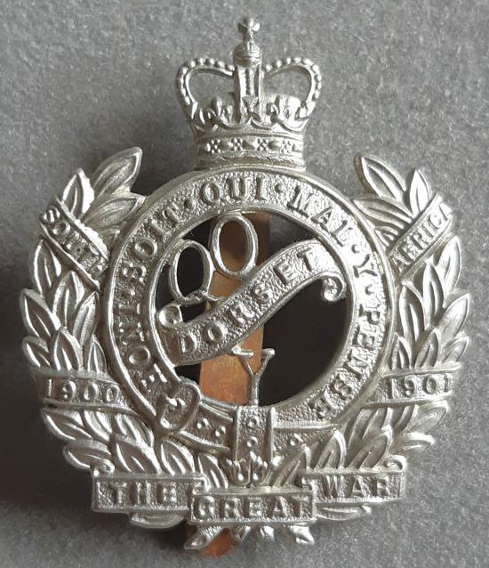 BRITISH - The Queen's Own Dorset Yeomanry Q/C White Metal Badge (KK2349)