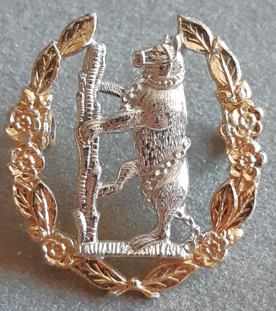 BRITISH - The Warwickshire Yeomanry Anodised Hat Badge (KK2306)